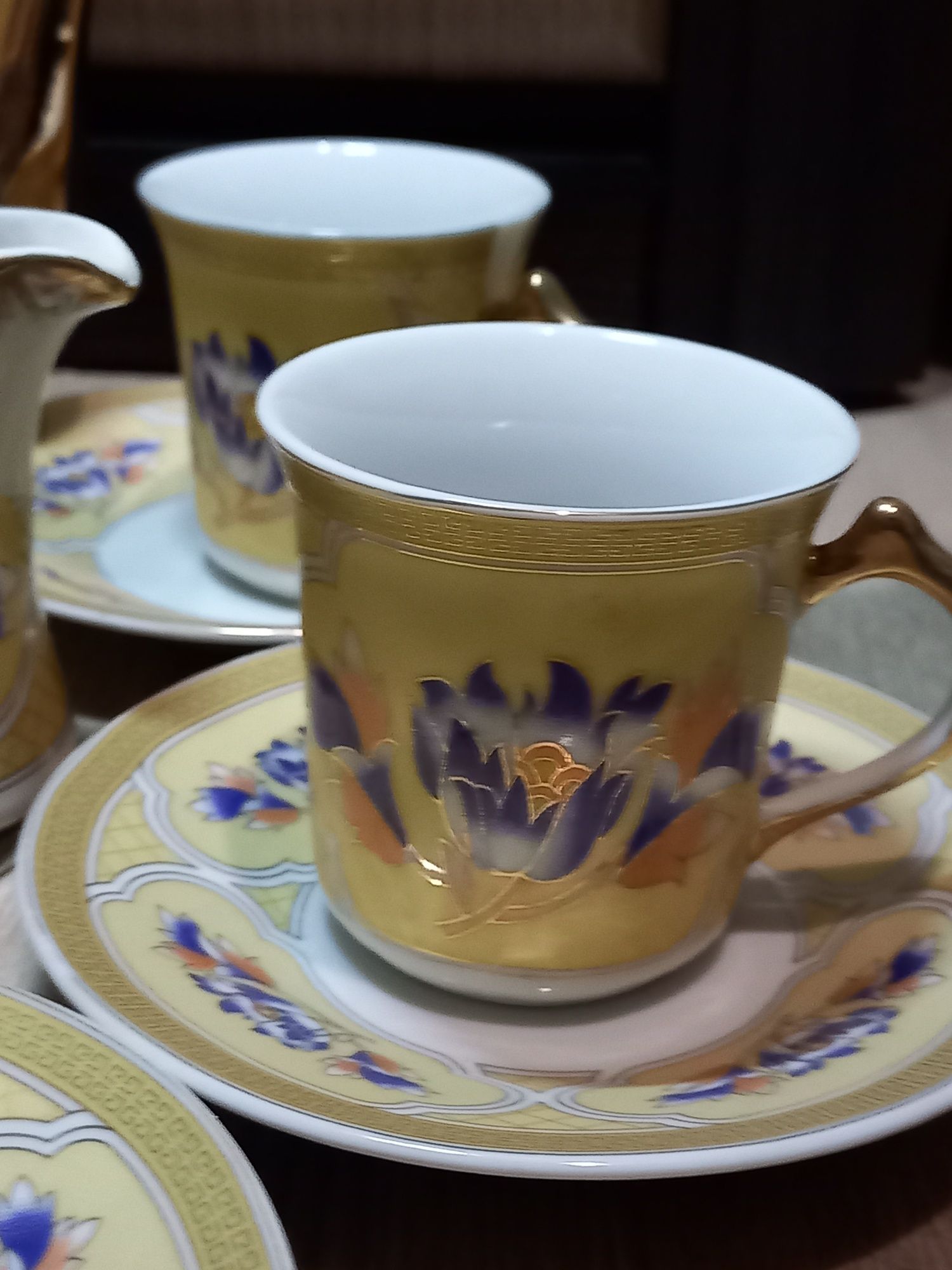 Шикарный   Сервиз кофейный фарфоровый.