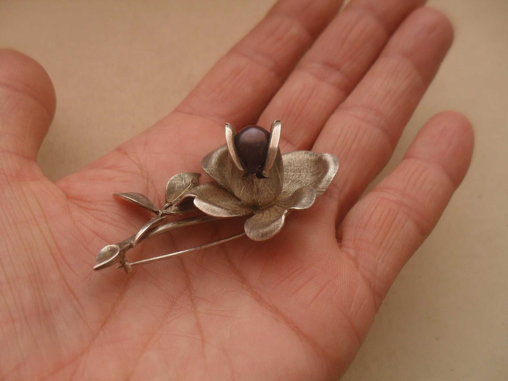 Srebrna broszka - duży kwiat z perłą - cena ost