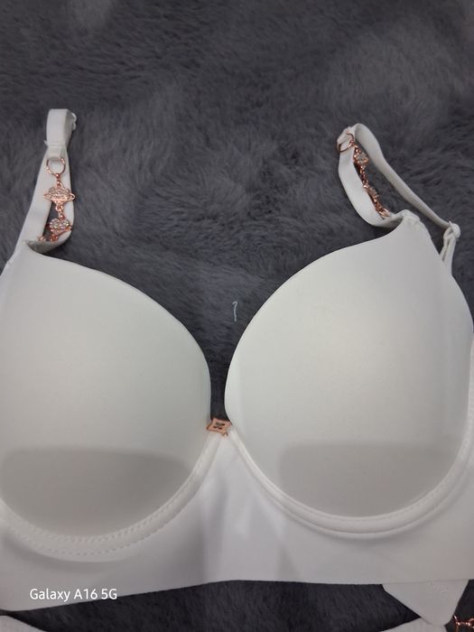 Komplet białej bielizny ze złotymi akcentami rozmiar 80 B