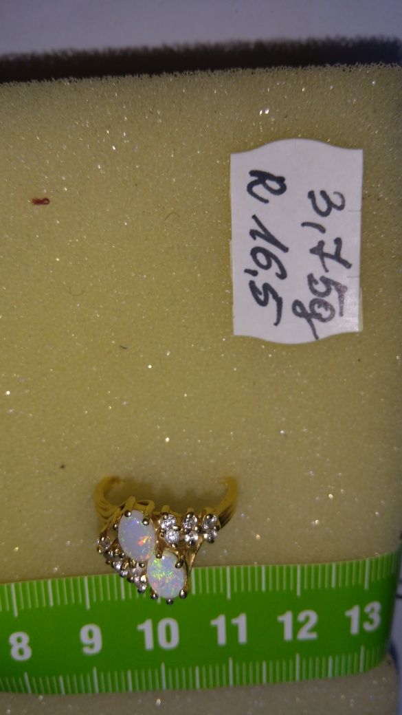 Pierścionek złoty z diamentami i opalami w cenie 3800 zł