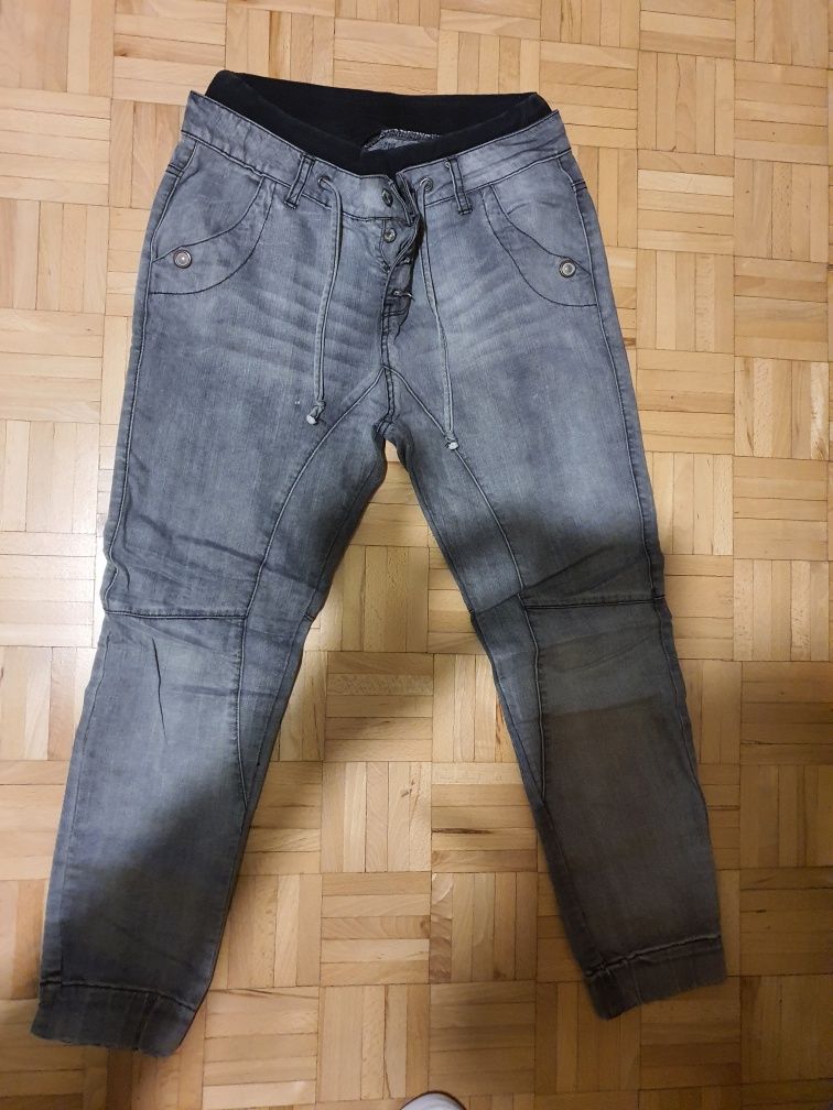 Szare joggery jeans