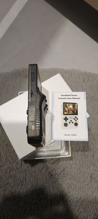 consola de jogos portátil retro chamada EWDGOES R36S.