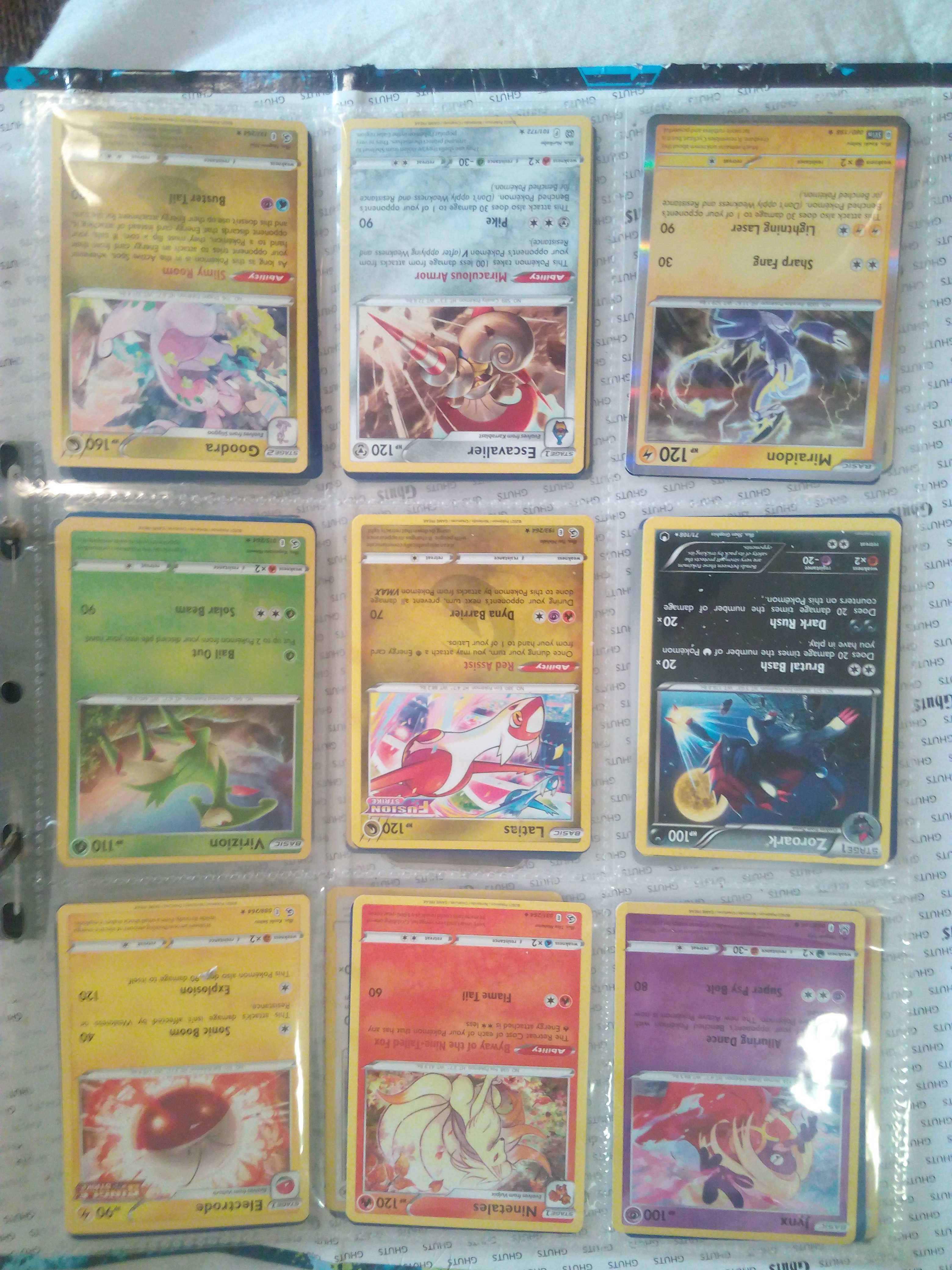 Colecção de itens Pokemon , incluindo cartas verdadeiras