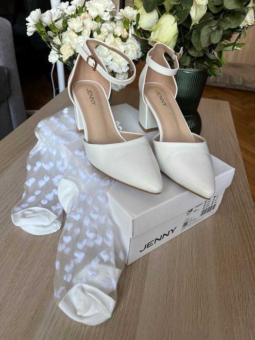 Buty ślubne, białe sandały, mały obcas, zakryte palce, bardzo modne