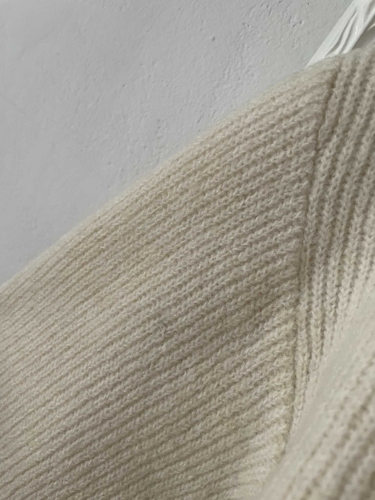 H&M sweter kremowy prążek krótki dekolt V wełna wool S 36