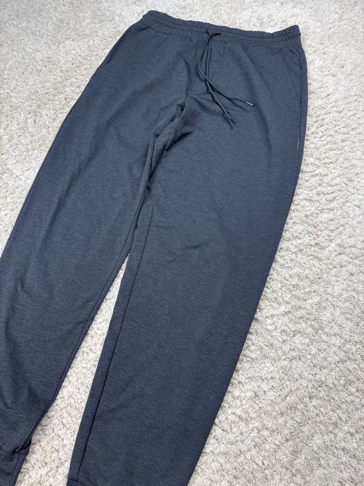 Чоловічі спортивні штани uniqlo темно сірі повсякденні спортівки