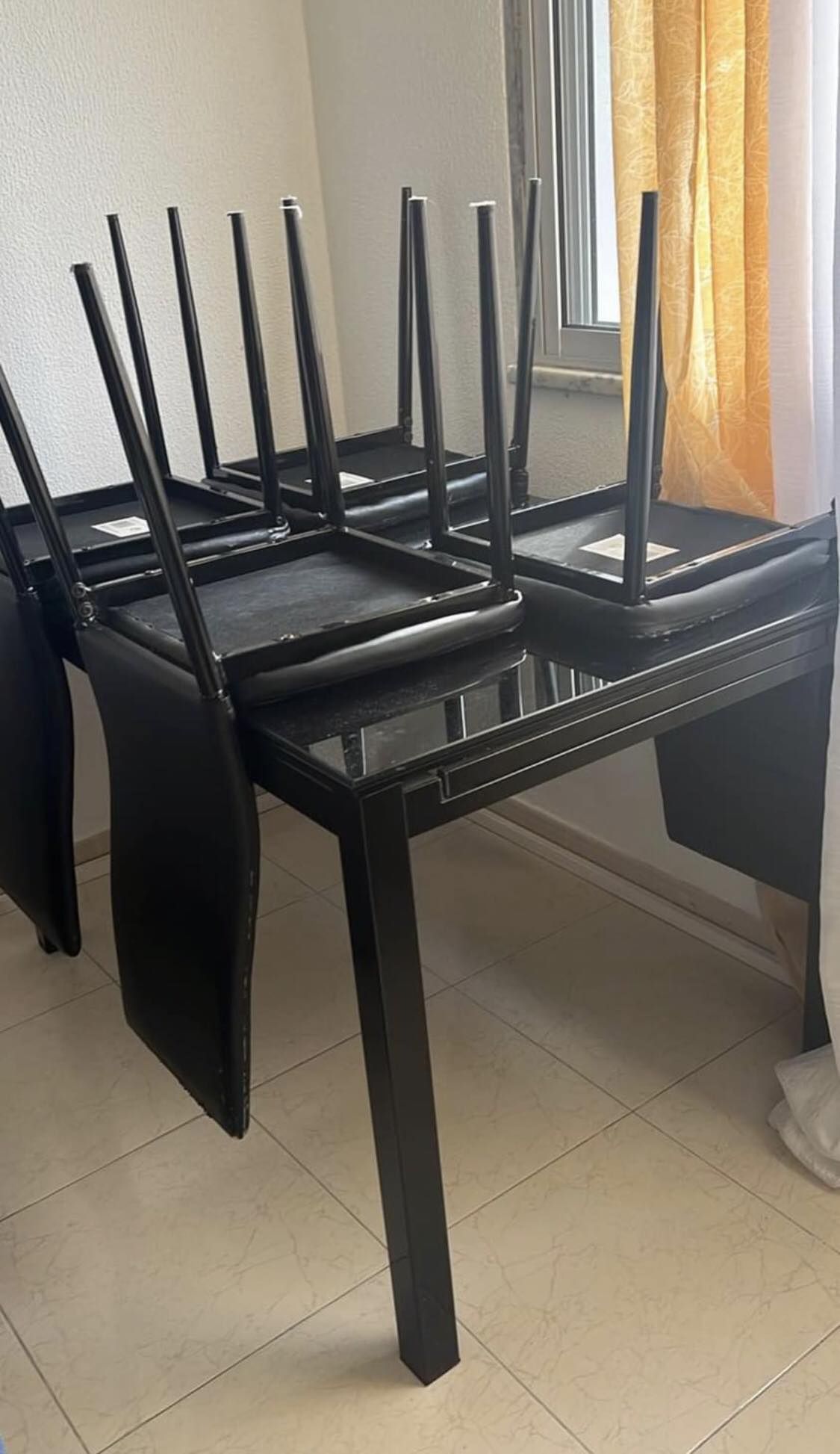 Vende se mesa com 4 cadeiras