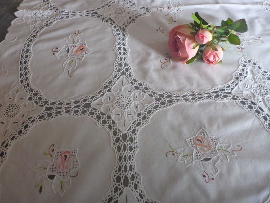 Toalha chá em linho misto, bordado floral manual  e renda 102cmx98cm