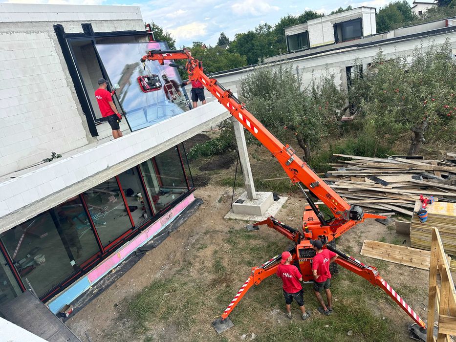 Mini żuraw dźwig pająk z operatorem wynajem manipulator do szyb szkła