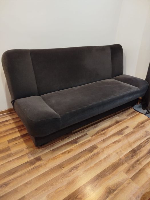 Szara wersalka rozkladana z funkcja spania