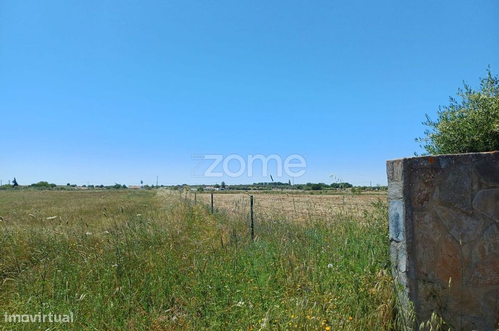 Terreno com 10.070 m2 em Évora (Courelas da Toura)
