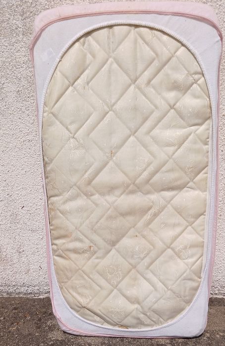 Cama de bebé com colchão