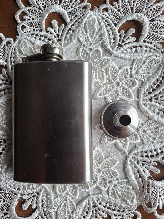 Nowa piersiówka + lejek