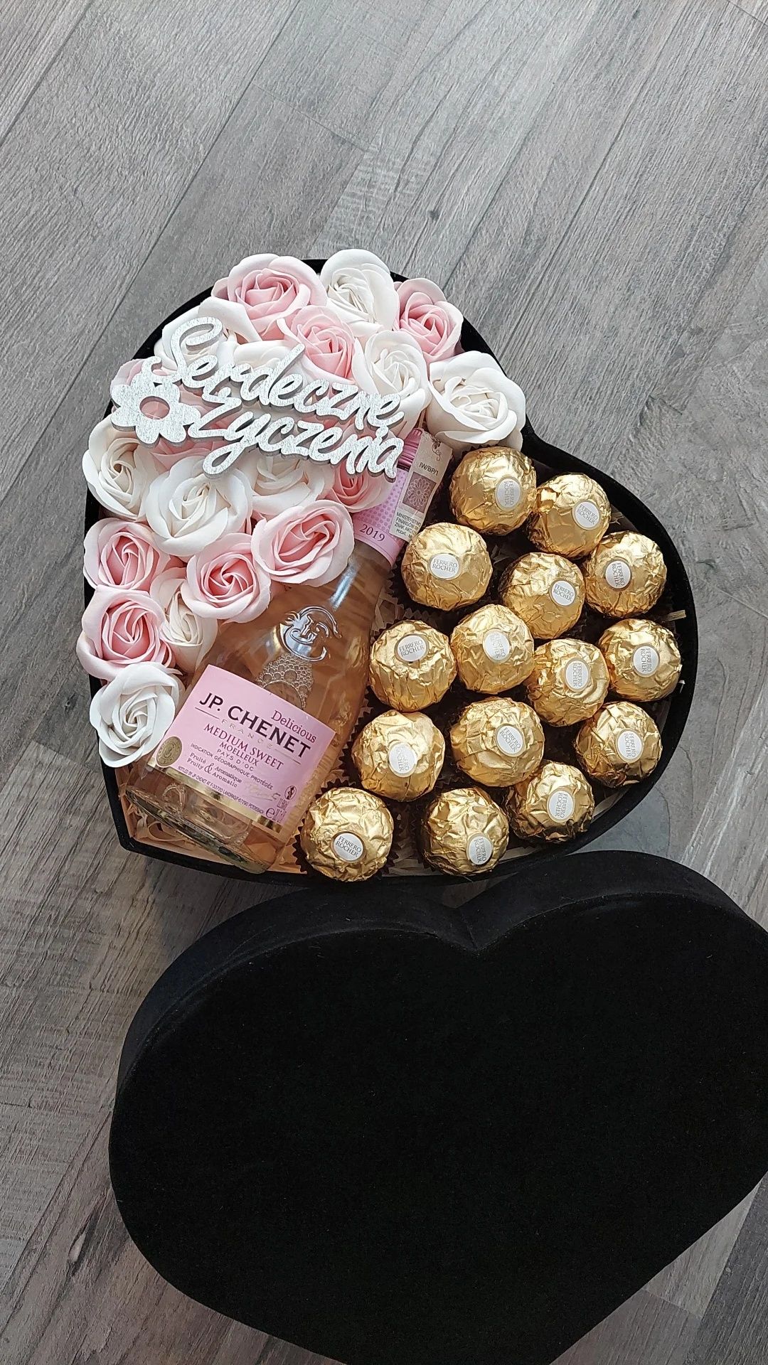 Flowerbox prezent box podarunkowy HIT urodziny rocznica róże mydlane