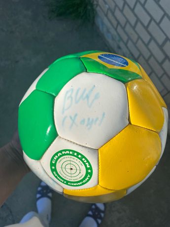 М’яч з автографами легенд Динамо
