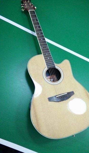 Guitarra com marcas de uso