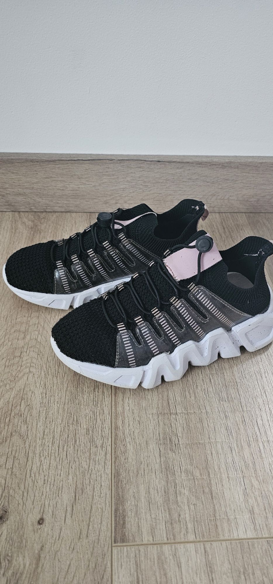 Buty sportowe dla dziewczynki Bartek r.33
