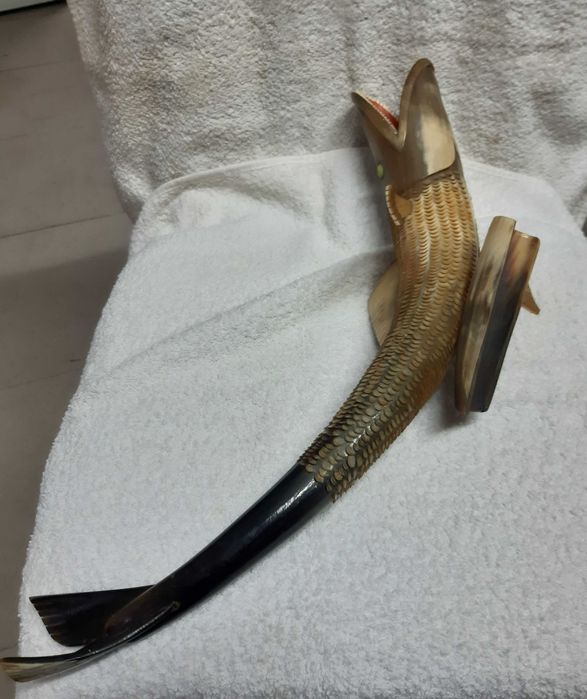Antiga e curiosa Escultura em matéria córnea
