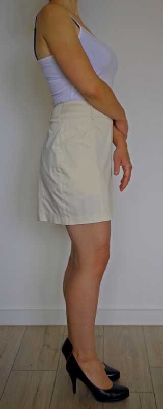 Kremowa spódnica mini z kieszeniami