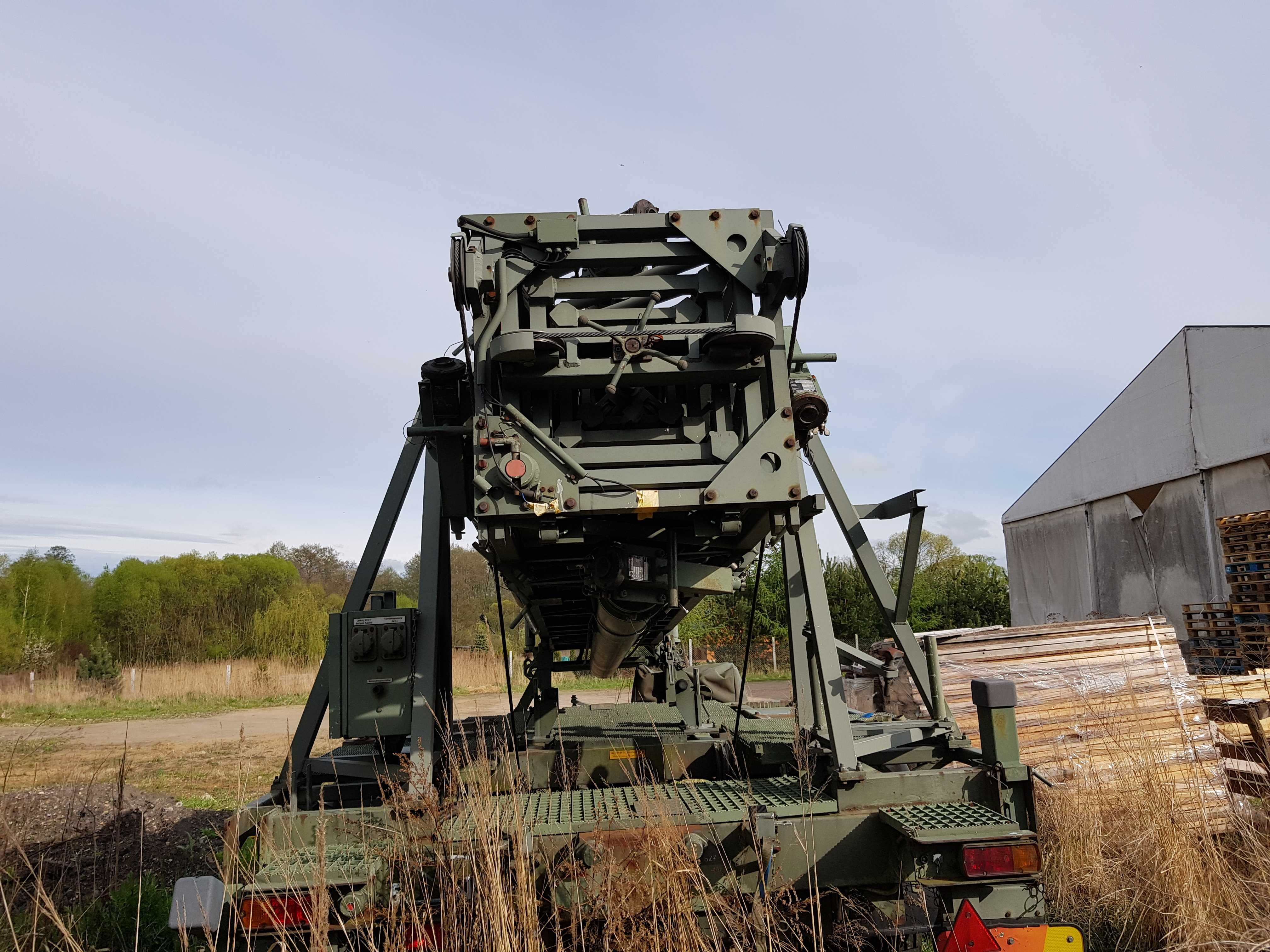 Militaria - wojskowy maszt telekomunikacyjny / mobilna wieża BTS