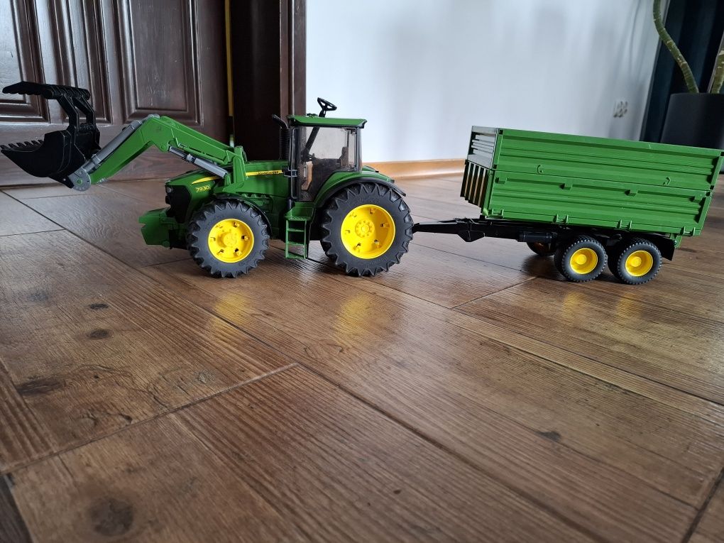 Traktor z turem John deere i przyczepą Bruder
