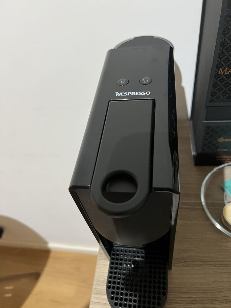 Cafeteira nespresso essenza mini