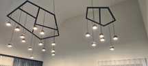 Nowoczesne lampy do salonu z antresolą