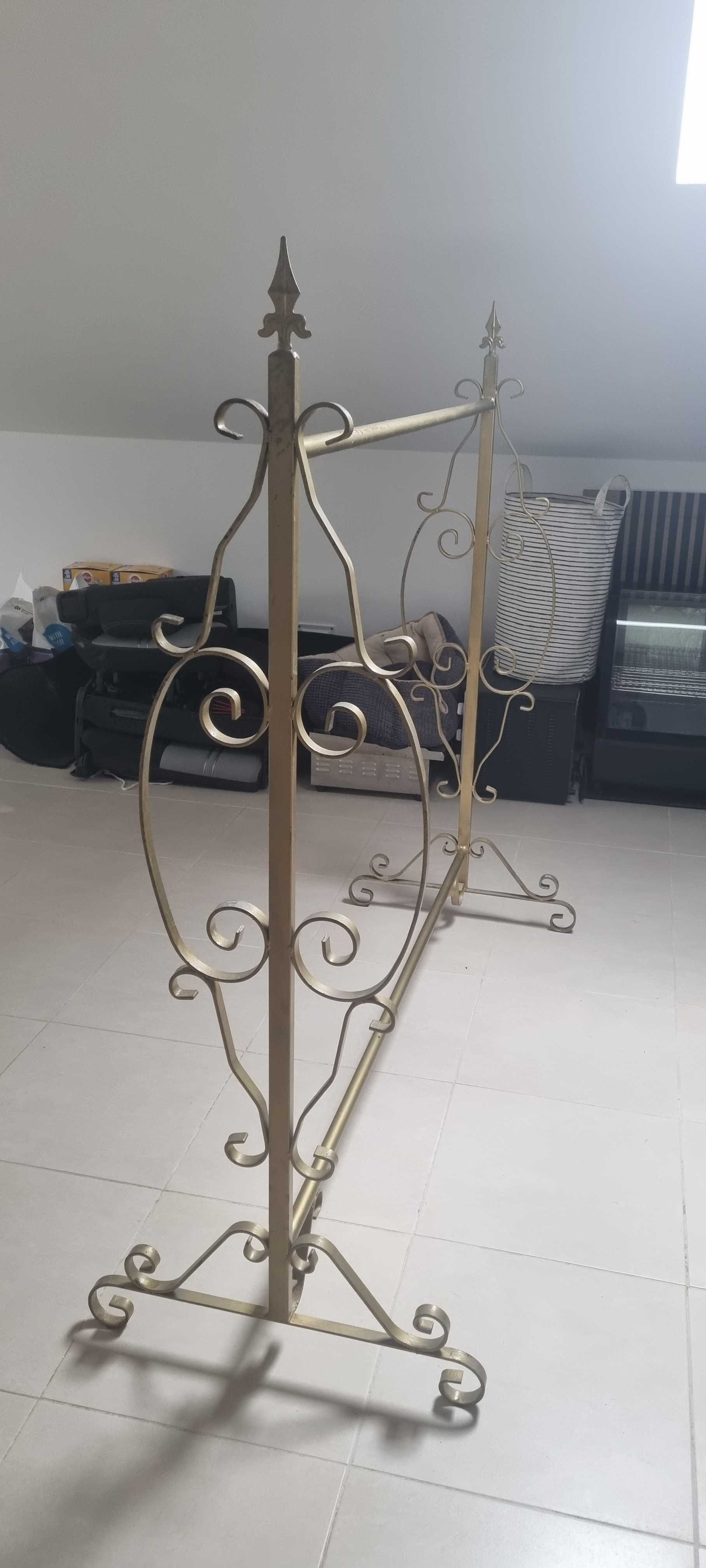 Suporte para cabides antigo