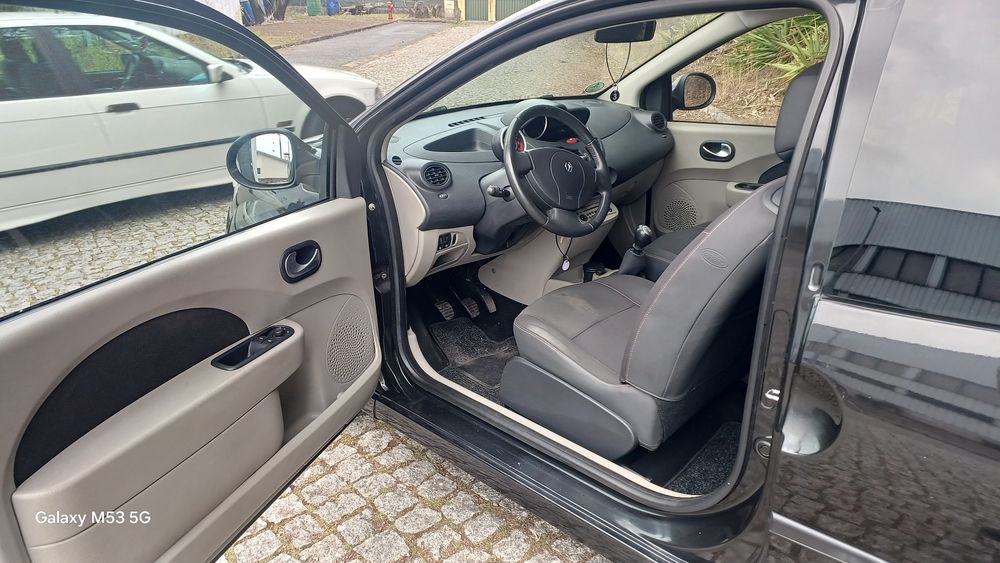Renalt twingo com teto panorâmica