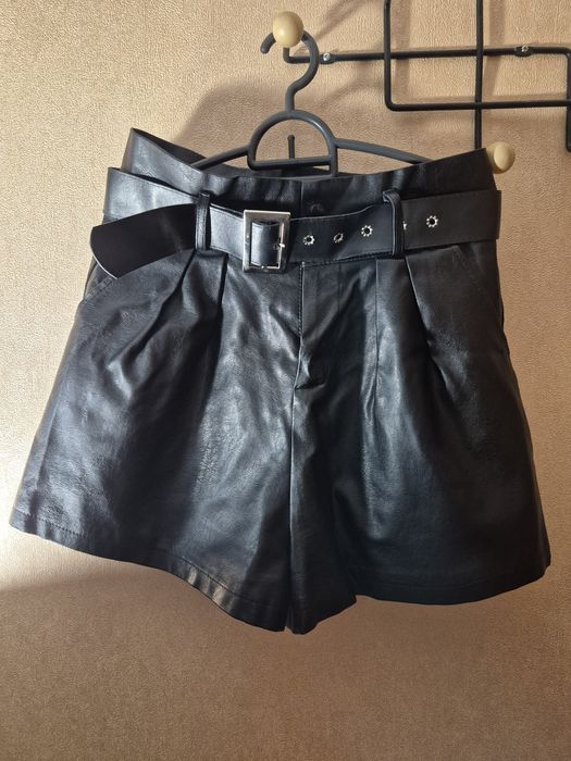 Шорты з екошкіри на поясі