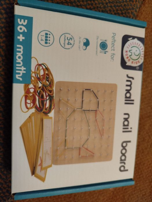 Drewniana tablica z gumkami small nail board
