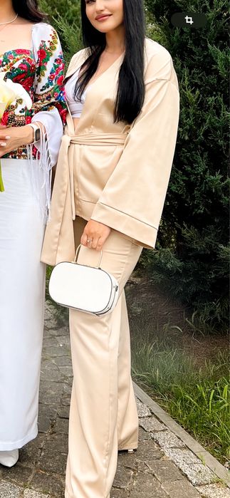 Костюм атласний