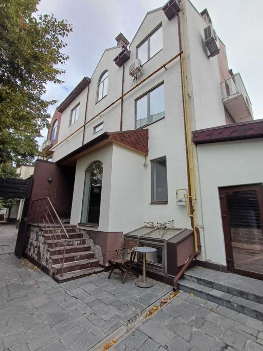 Продам 3х эт таунхаус под жилье или офис в ЦЕНТРЕ, в Нагорном районе