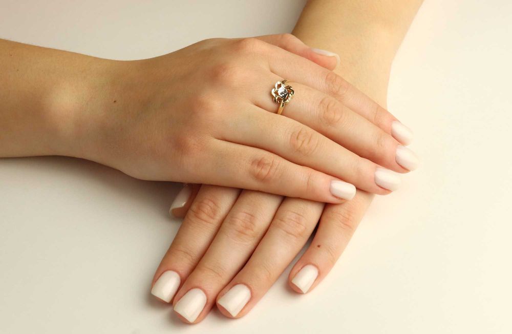 Złoty pierścionek z kwiatkiem i białym złotem w próbie 585