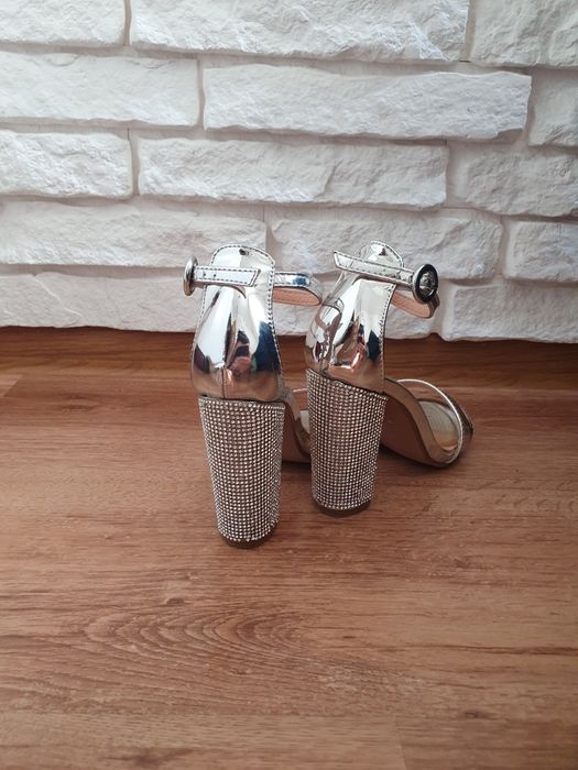 Buty na obcasie słupek srebrne cyrkonie sandały lustrzane 37