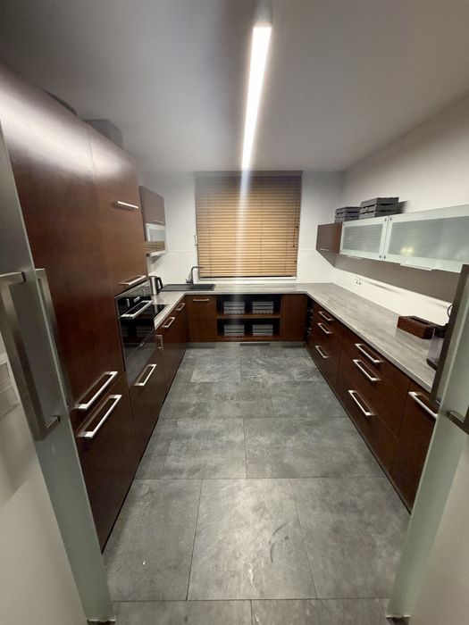 Kuchnia z naturalnego forniru i prowadnicami Hettich (jak Blum)