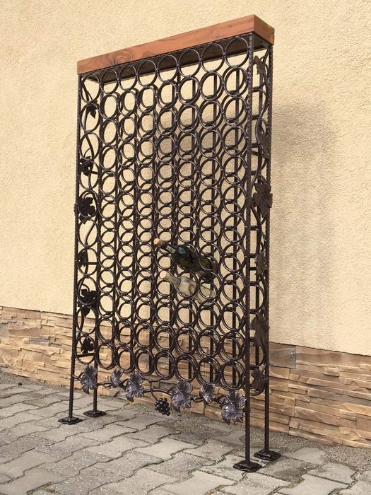 Duży stojak metalowy kuty na wino kolor miedź antyczna 95 but.wina