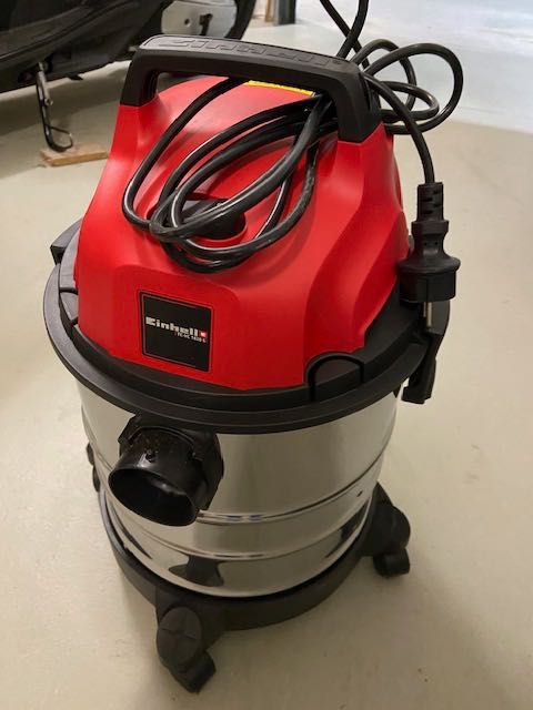 Aspirador, também aspira cinzas e água, novo.