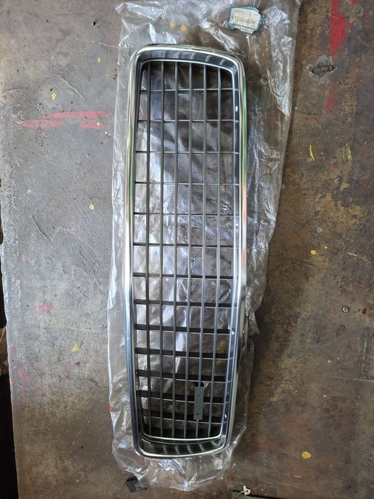 Mazda 818 grelha cromada