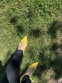 Желтые кожаные туфли