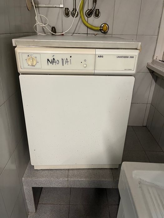 Máquina de secar roupa AEG