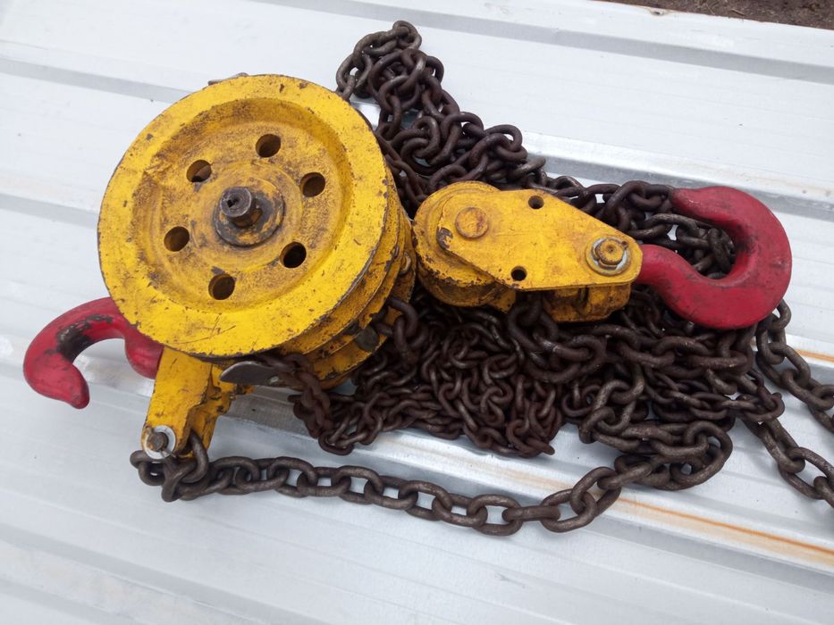 Ручна кранбалка з ланцюгами