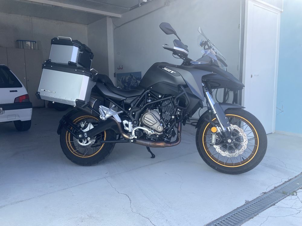 Oportunidade!! Vendo QJ SRT 700 x preta com 1 ano!