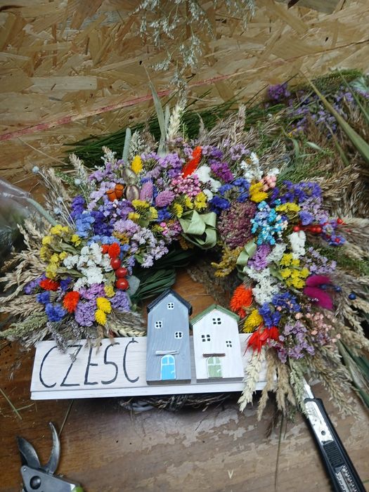 Wianek naturalny z suszonych roślin z domkiem