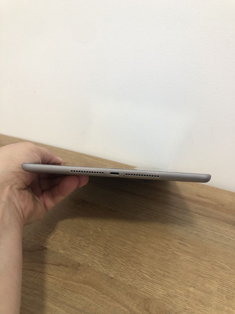 iPad 5 (2017) – 32 Gb, WiFi + LTE, 9.7”