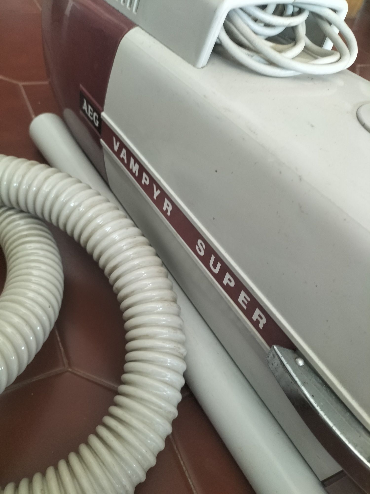 Aspirador muito antigo a trabalhar