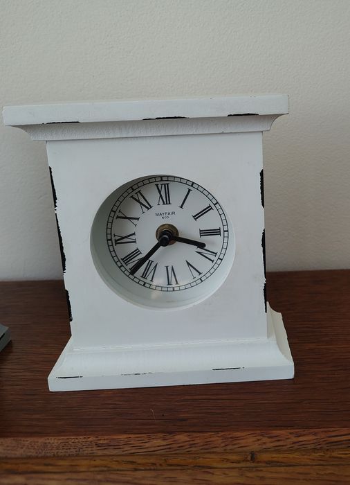 Zegarki  ozdobne stołowe kominkowe z drewna Mayfair & Co.