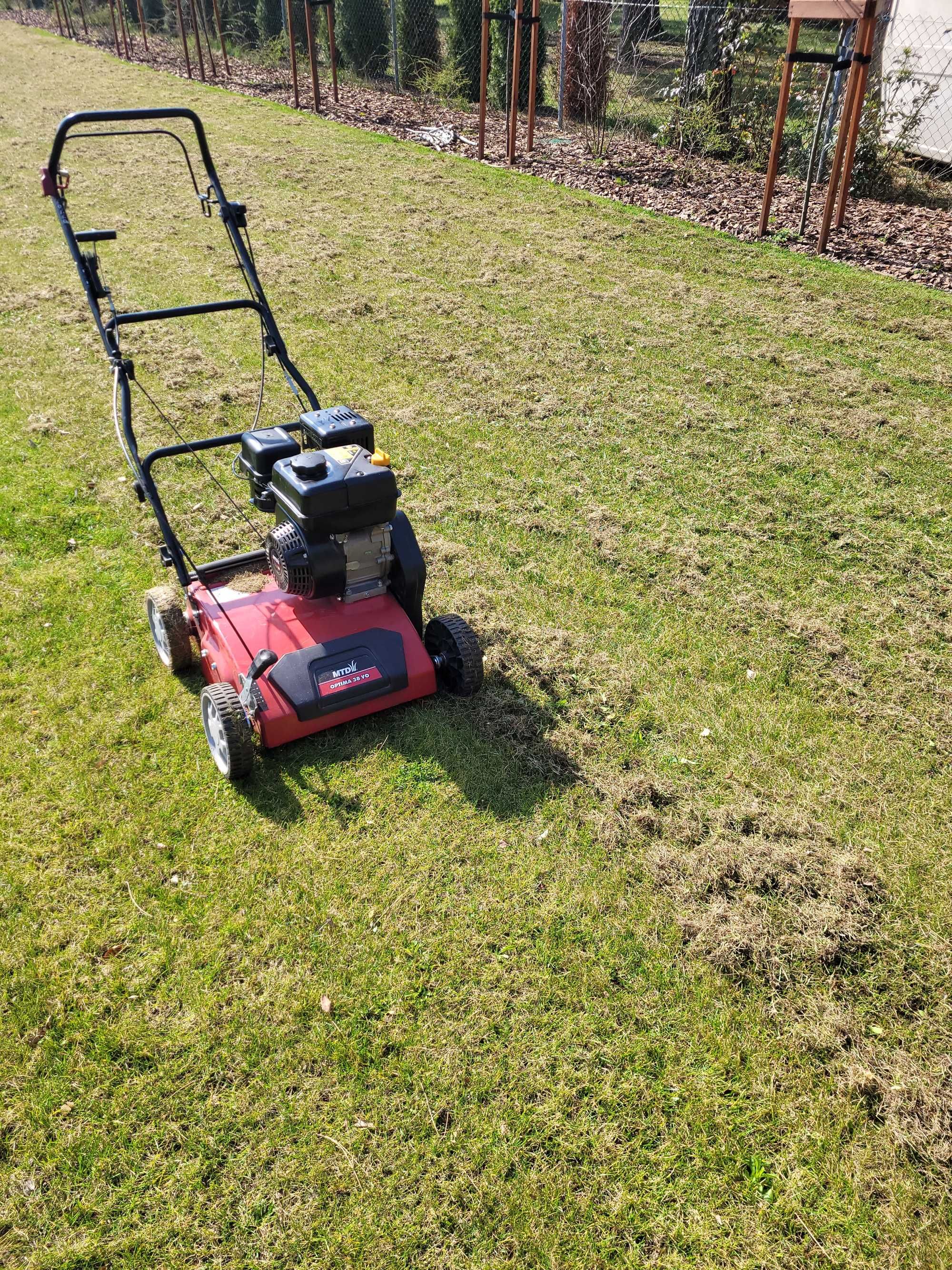 Aerator korkowy, posypywarka, wertykulator.Wynajem maszyn ogrodniczych