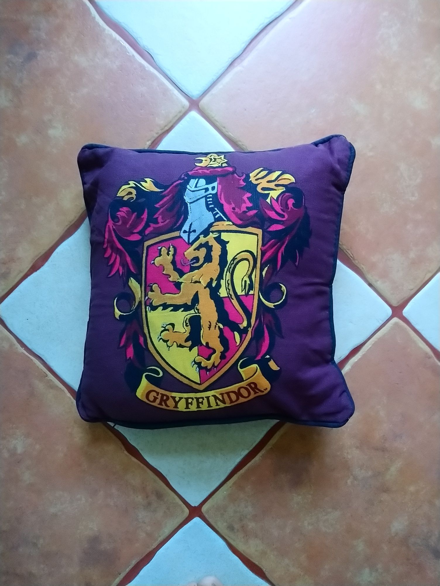 Подушка з наволочкою Harry Potter Griffindor 30×30 см