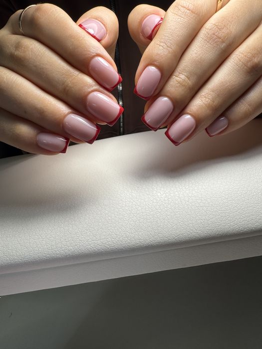 Манікюр, педикюр, нарощування нігтів